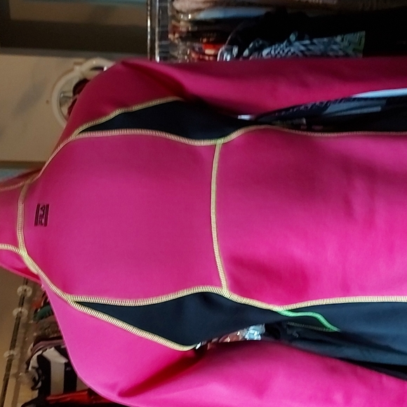 Fila Long Sleeve Active Wear Top in Excellent Condition. Colours are Vibrant! - Picture 5 of 7